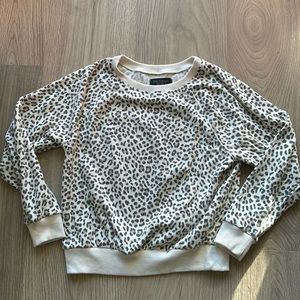 Victoria’s Secret crew neck 🩷